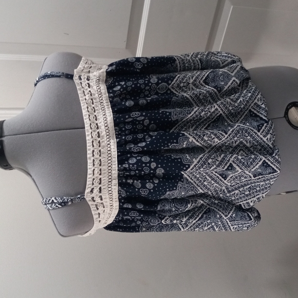 IZ Byer Sz Small. Blue/White Hankerchief W/Elastic Embroidered Shoulder Top - Picture 4 of 6